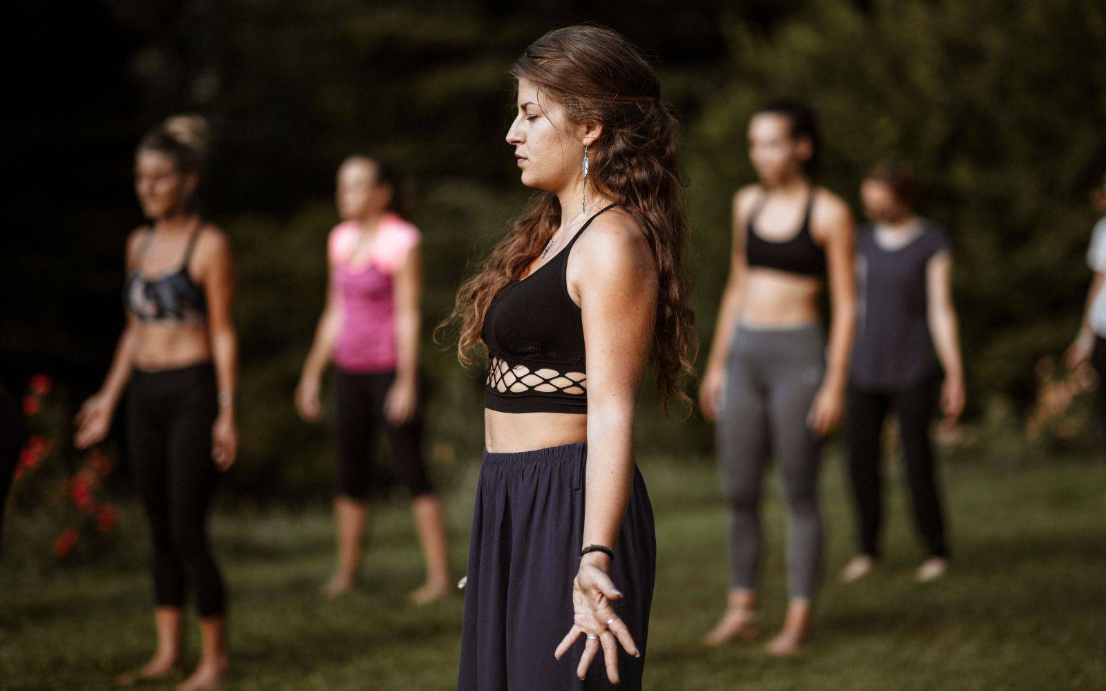 femmes faisant du yoga en plein air