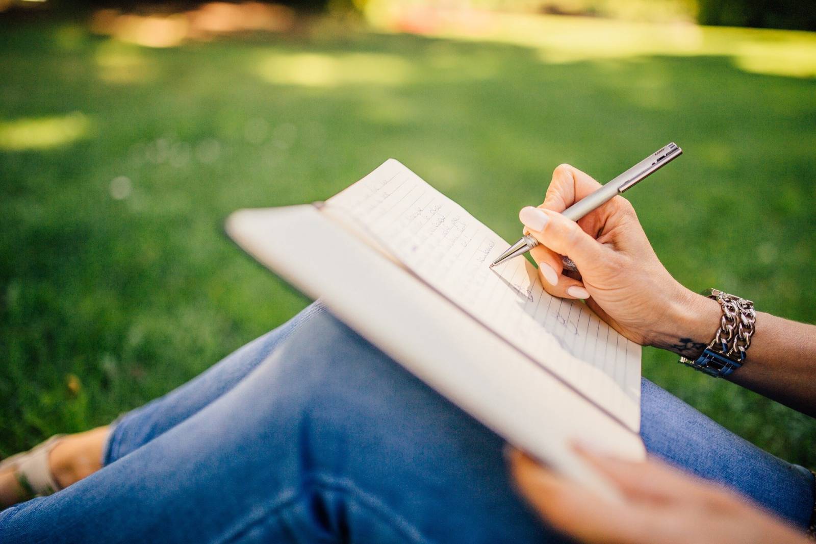 personne écrivant dans un cahier