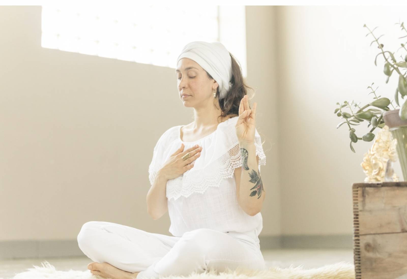 Feemme faisant du yoga kundalini