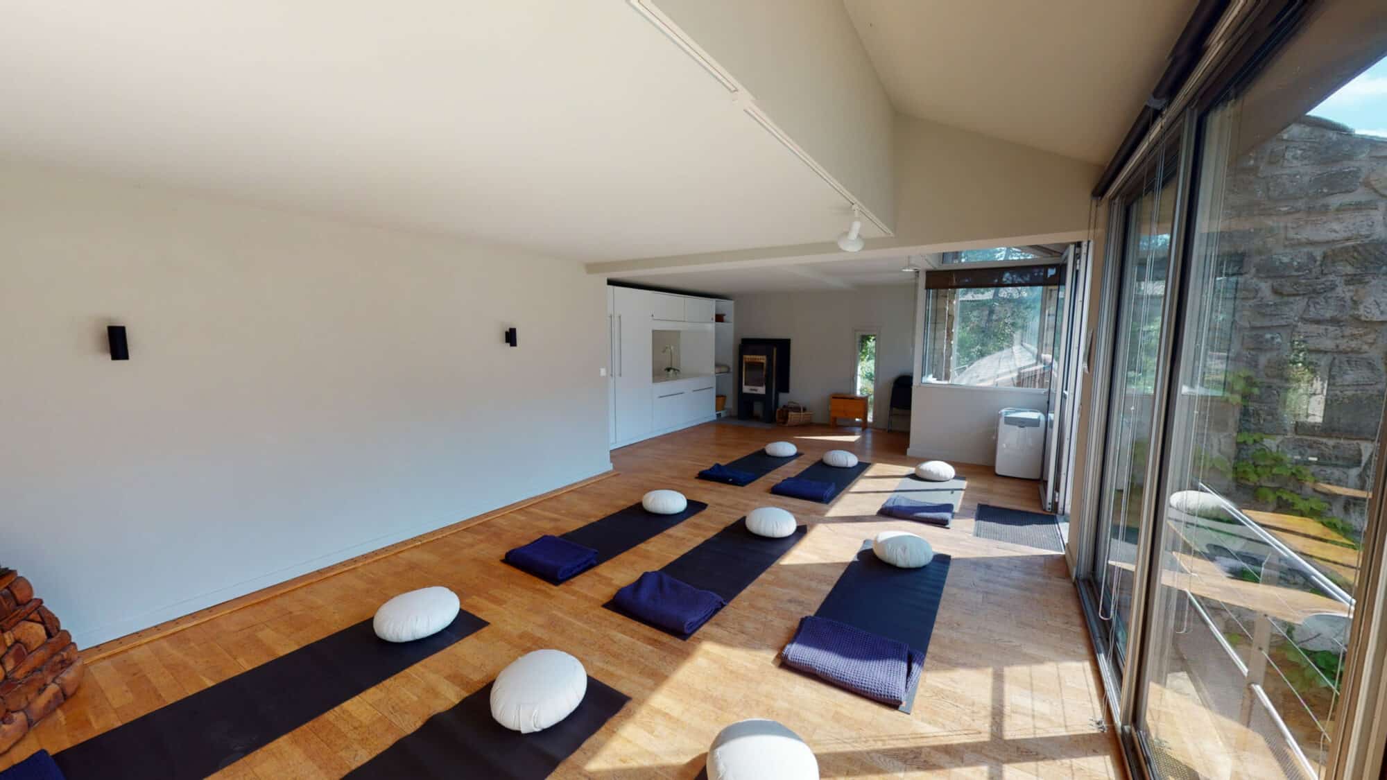 Salle de pratique "la petite école" pour la retraite yoga France