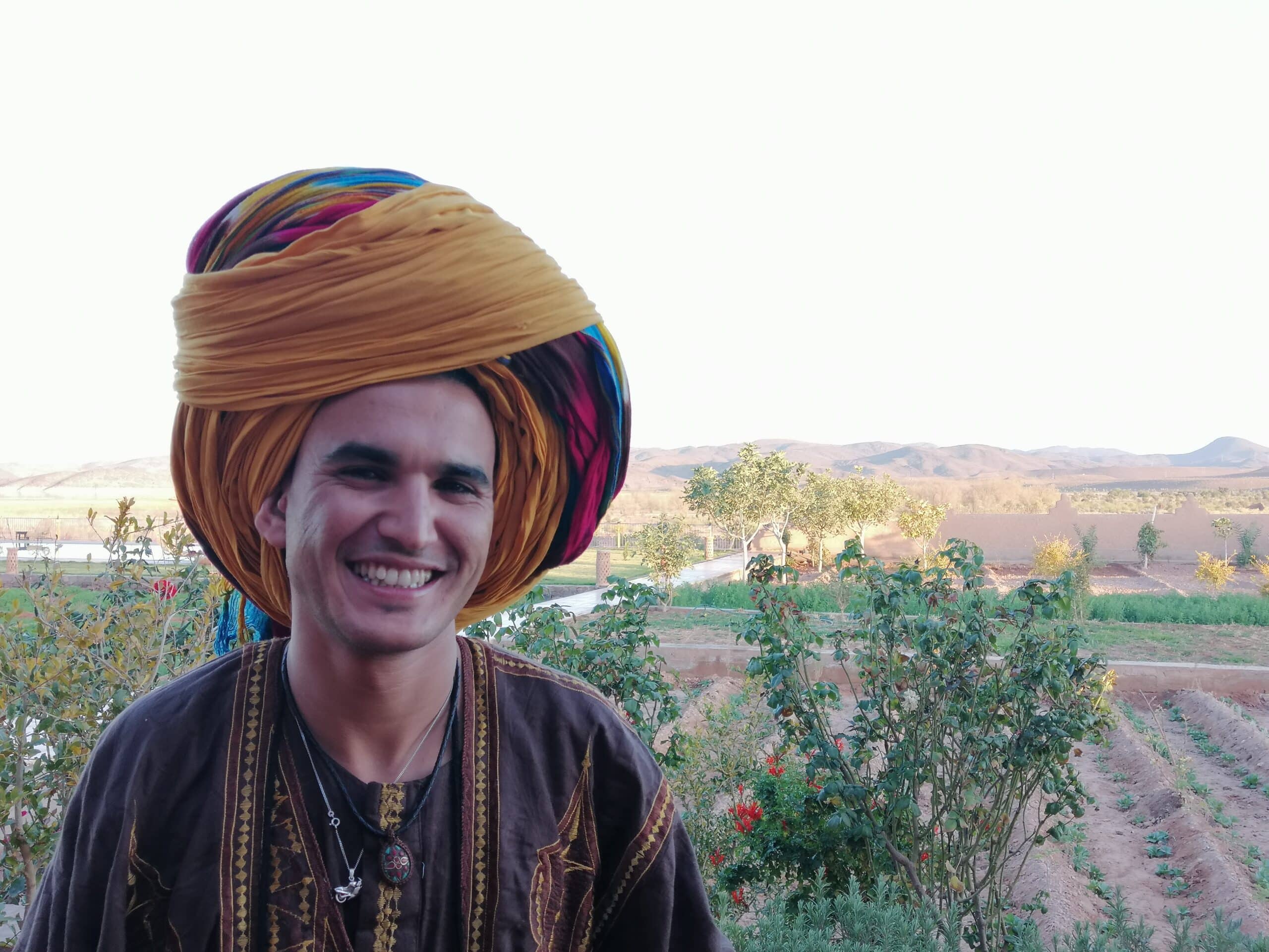 Homme avec un turban lors de la randonnée confort désert Maroc