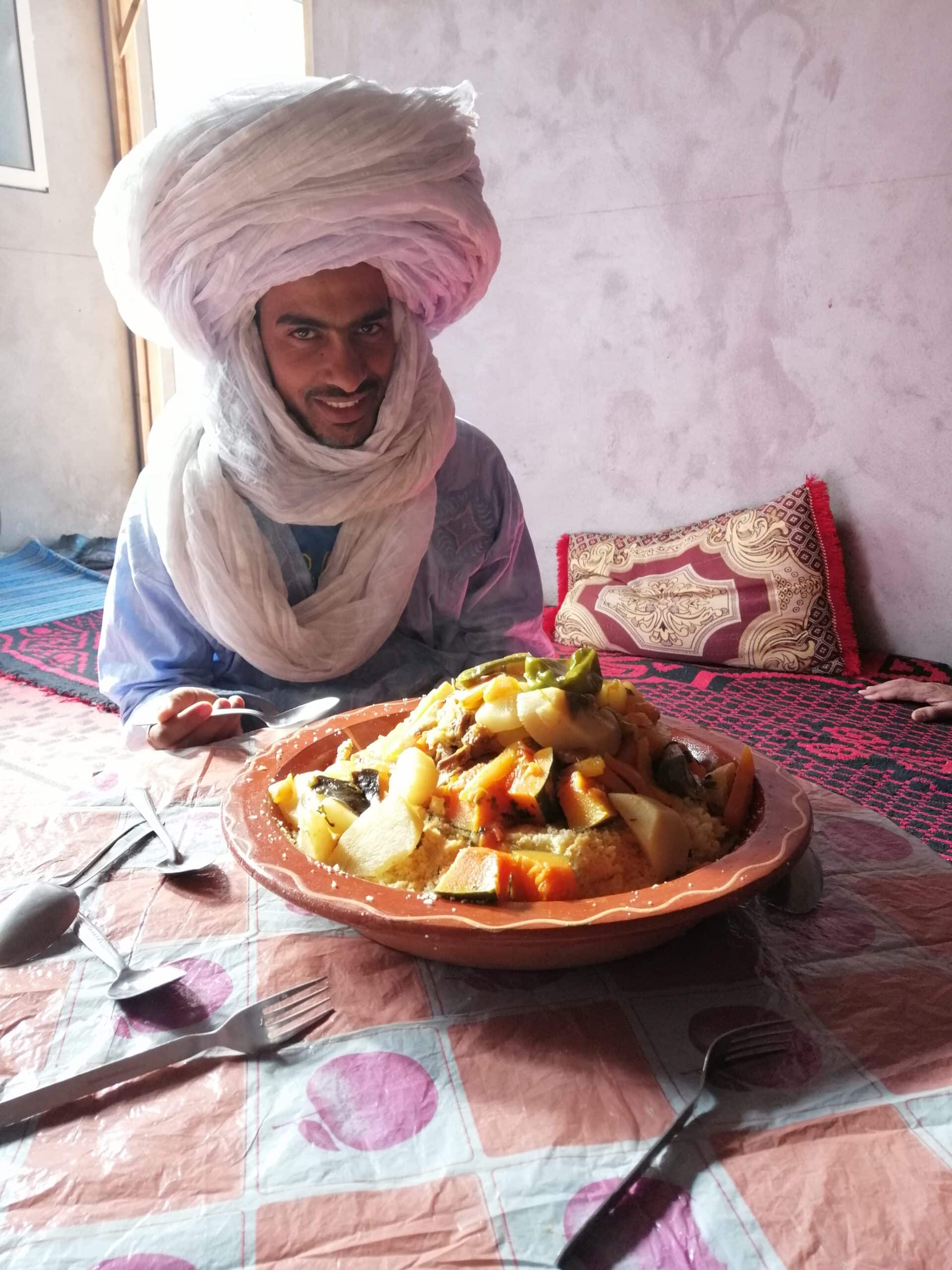 Homme avec un plat local lors tu trek Maroc