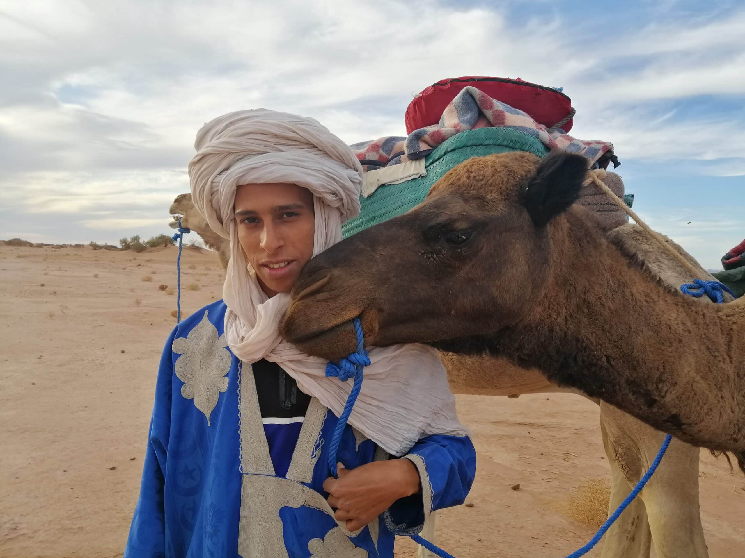 Homme avec un dromadaire lors du trek yoga Maroc