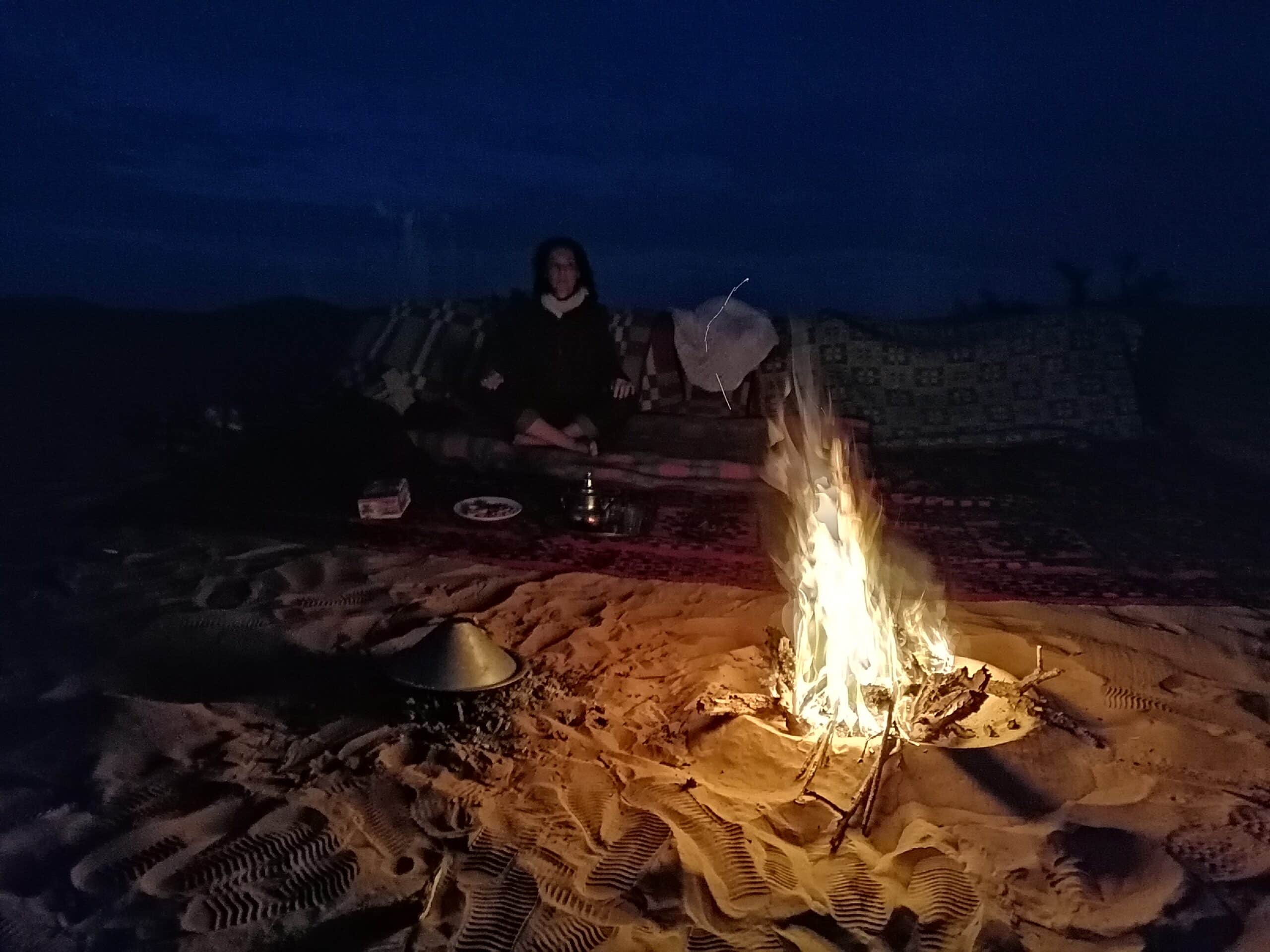 Feu de camp lors du trek Maroc yoga