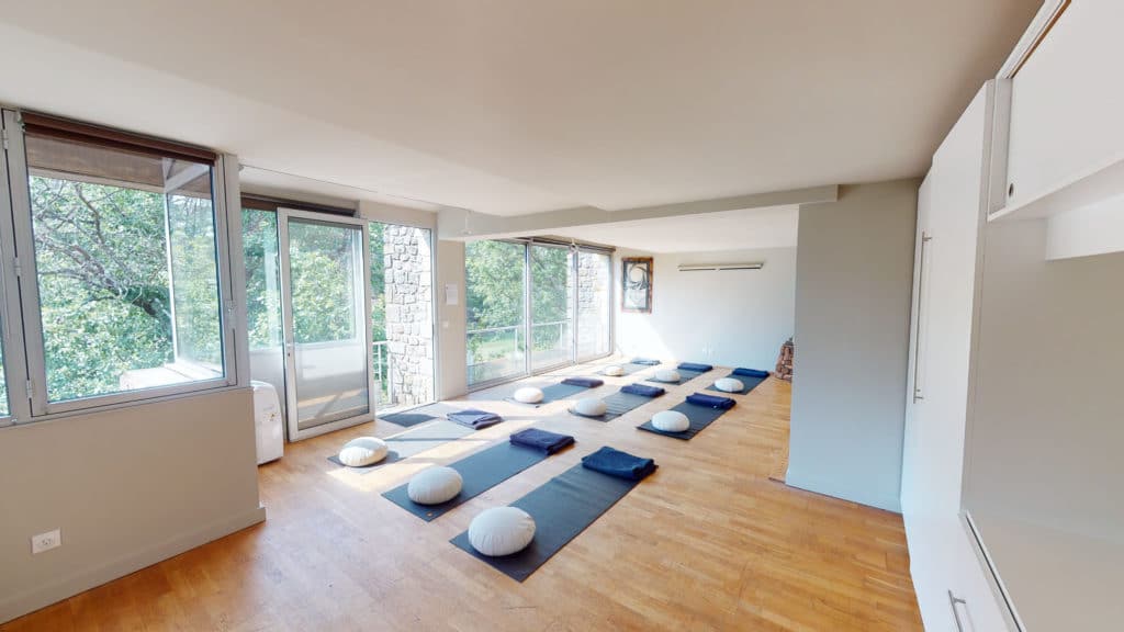 Salle de pratique du Domaine du Taillé pour la retraite yoga France