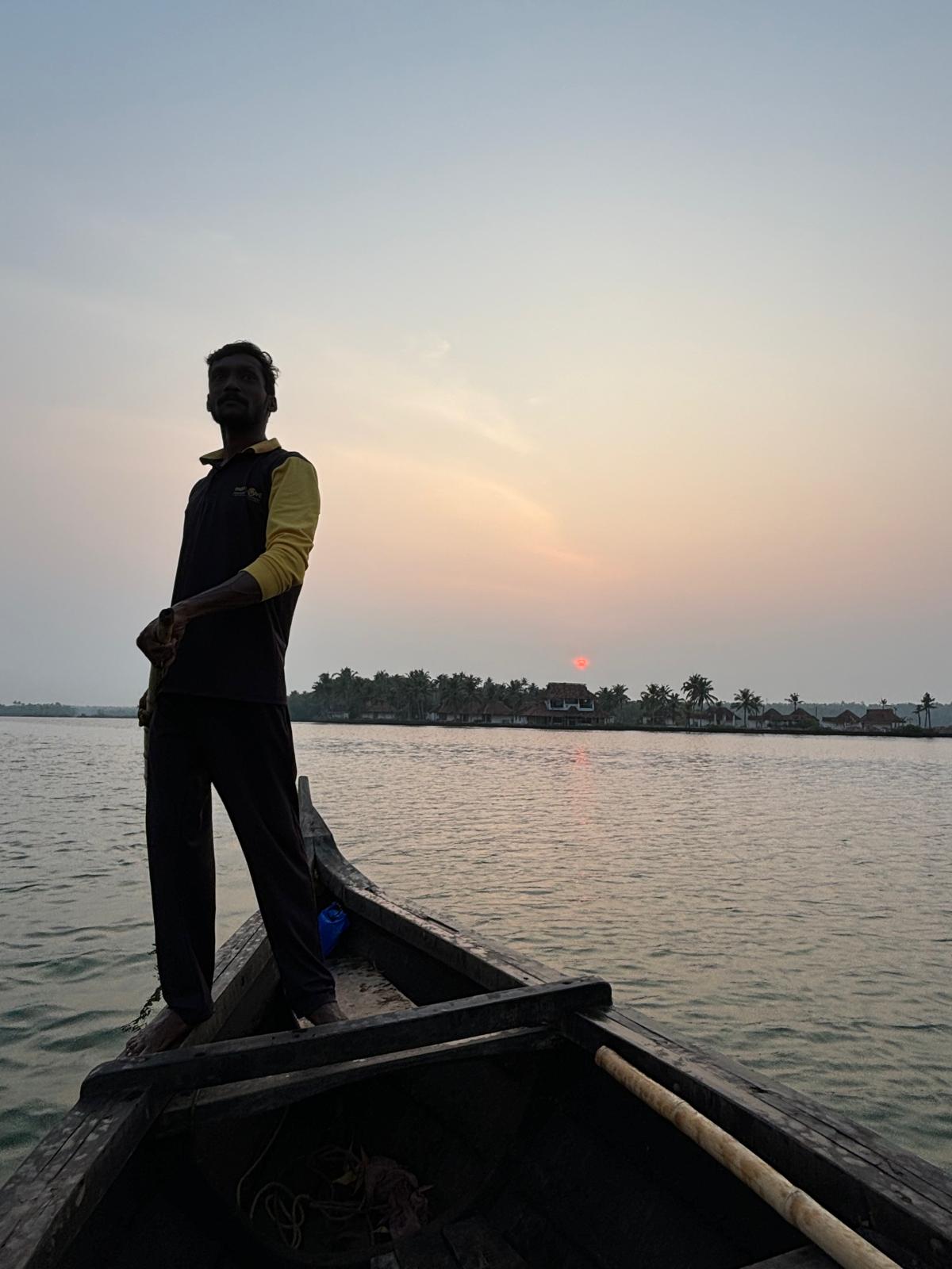 Indien dirigeant une pirogue durant la formation massage ayurvédique certifiante