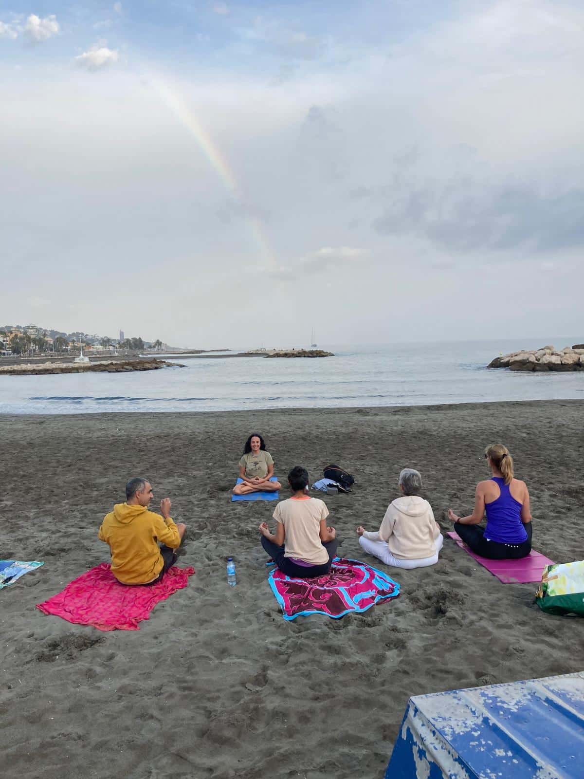 Séance de yoga sur la plage lors de la retraite yoga montagne