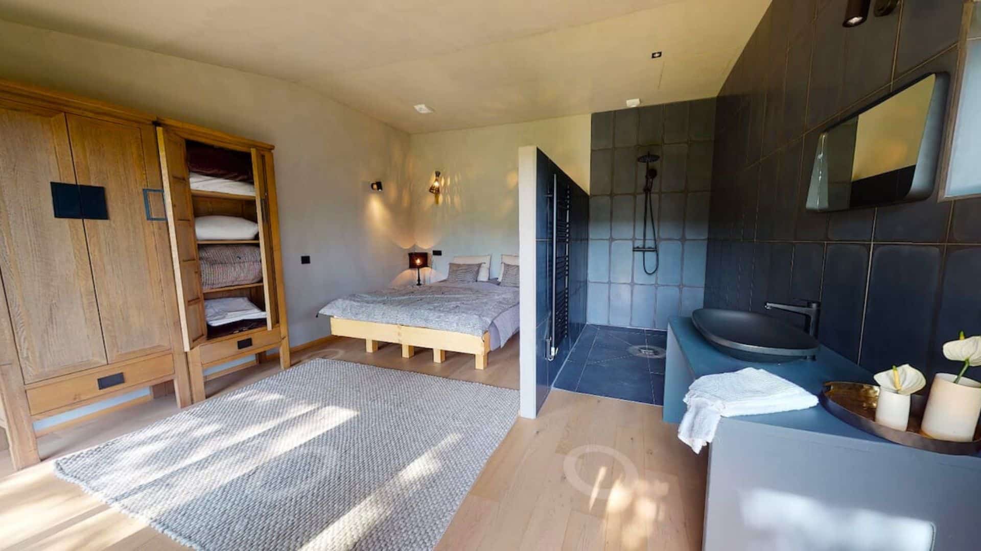 Exemple de chambre avec une douche dans la chambre pour la retraite pilates yoga