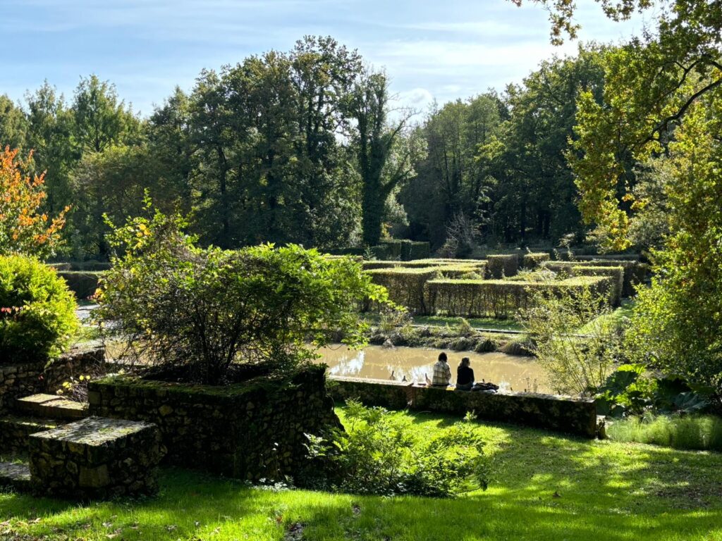 Jardins et petit bassins du Fief de Cyrano durant le stage yoga paris
