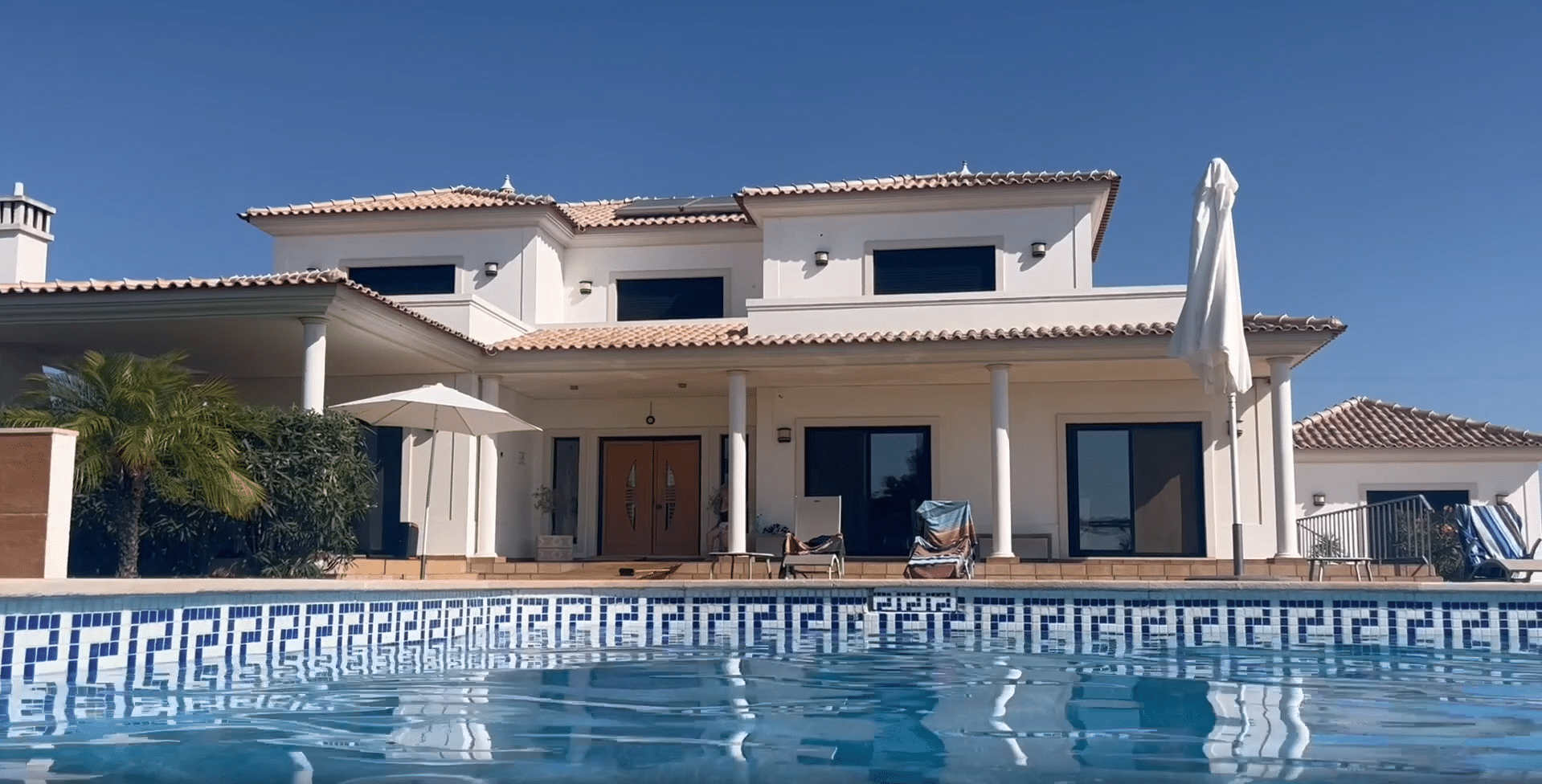 Piscine dans la Villa Eden de la Retraite yoga Portugal