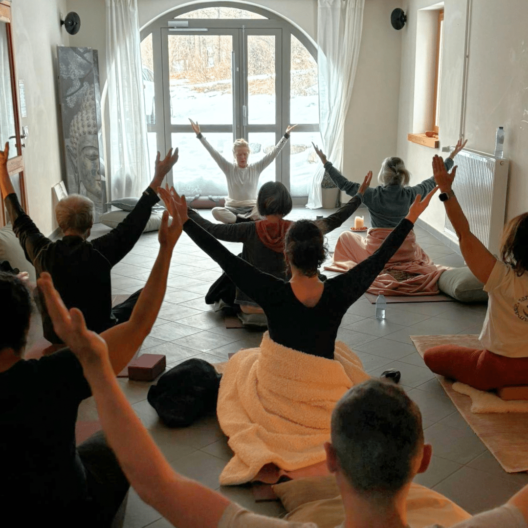 Groupes de personnes pratiquant le yoga en salle lors de la retraite nouvel an