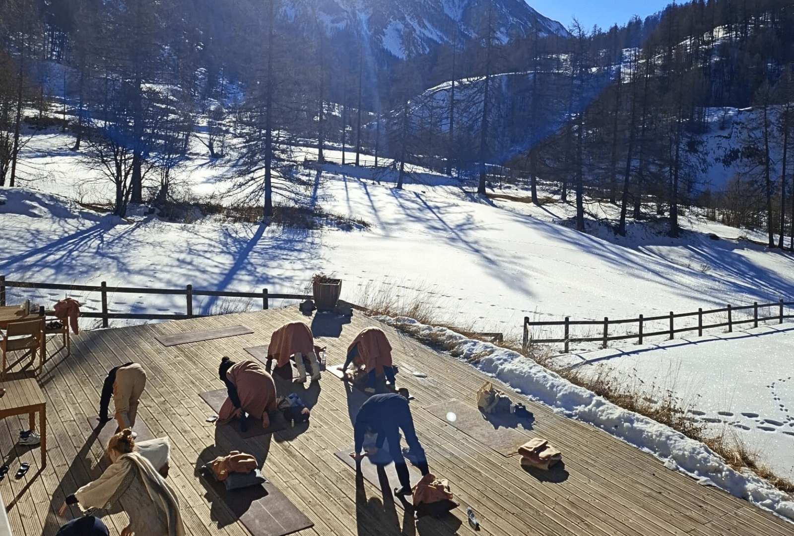 Groupes de personnes pratiquant le yoga en terrasse lors de la retraite nouvel an