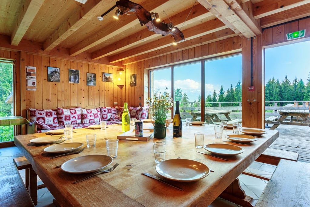 Salle à manger avec vue sur la montagne pour la retraite nouvel an