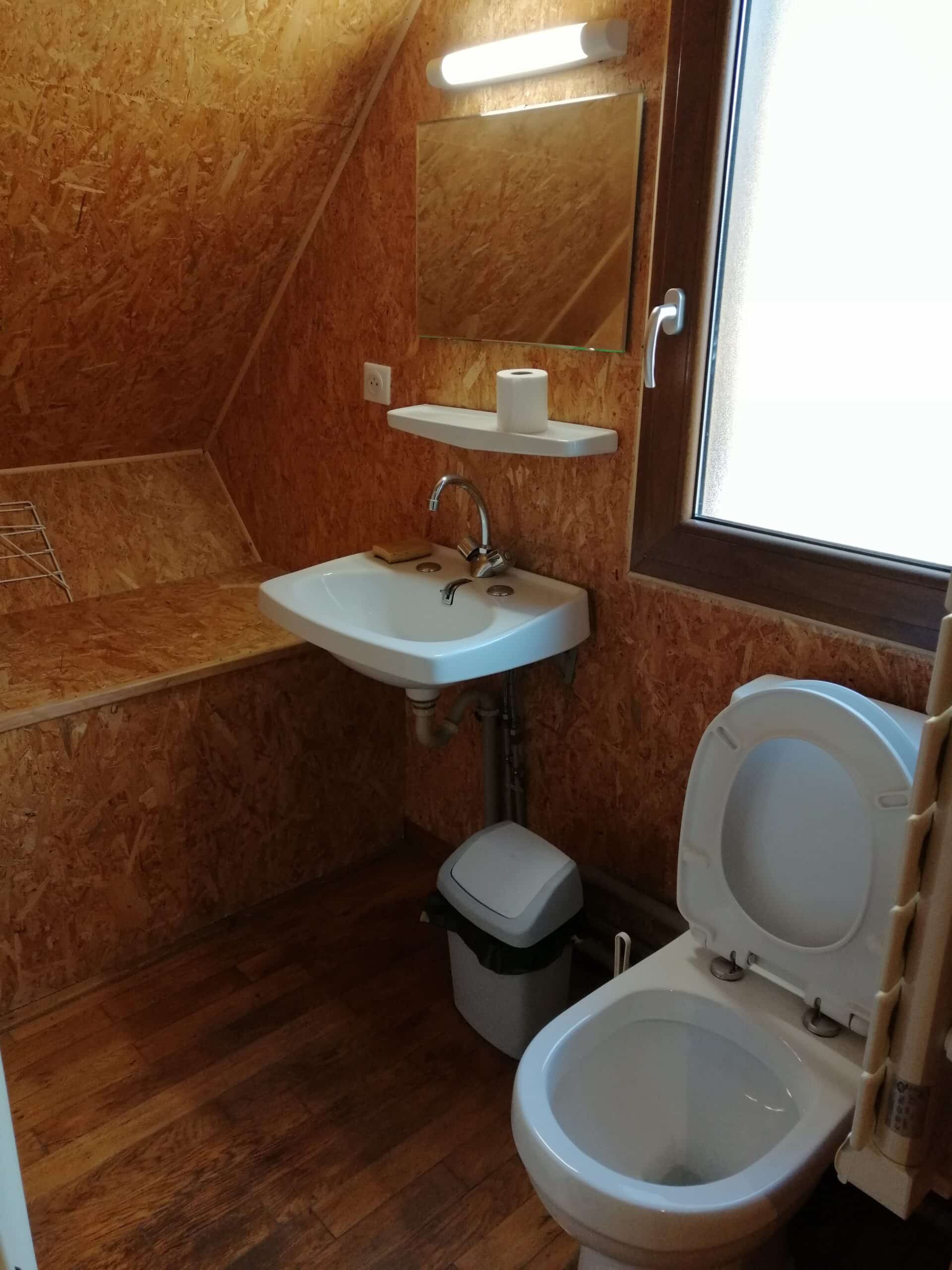 Toilettes et évier