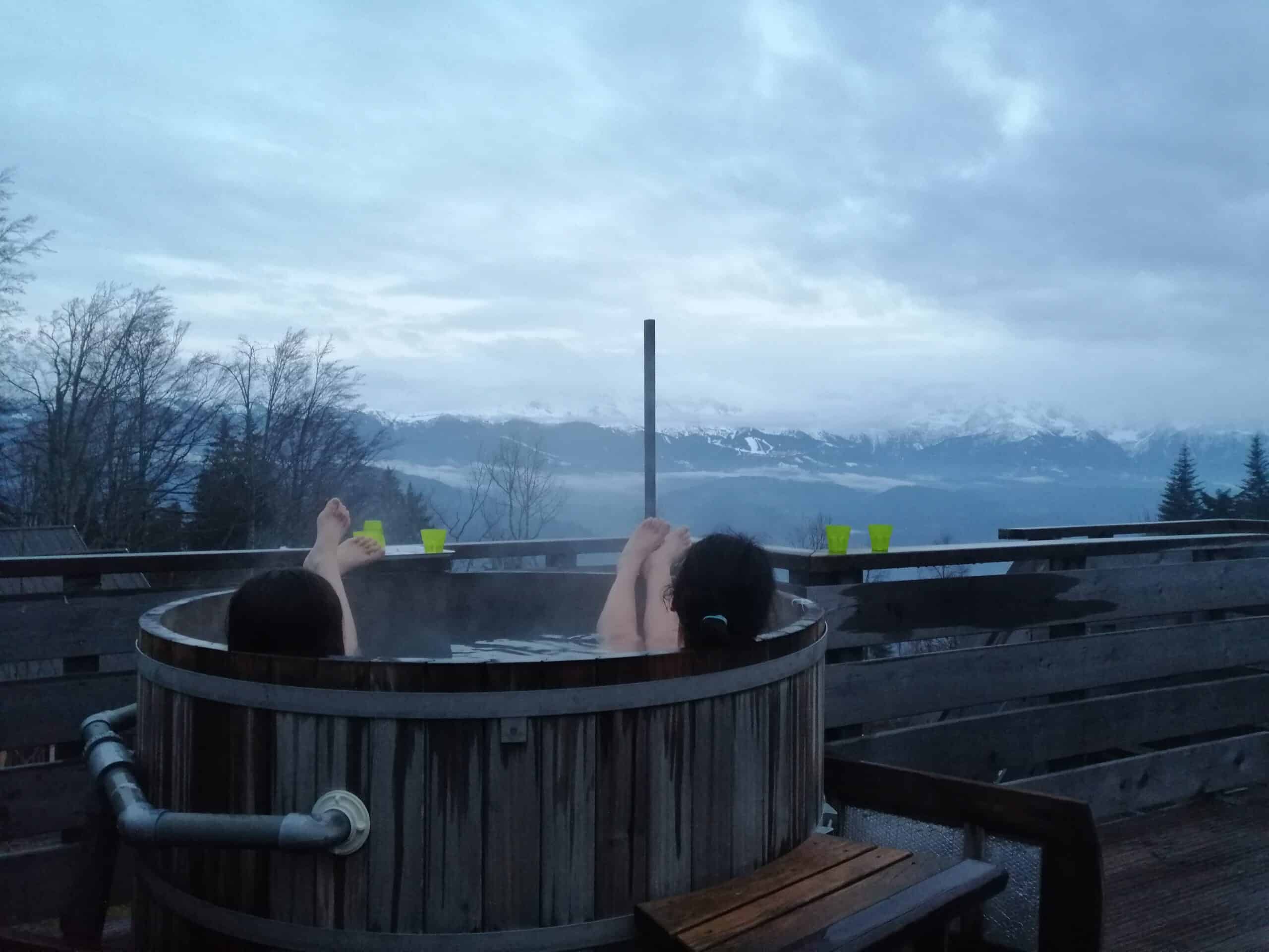 2 personnes assises dans le bain Nordique