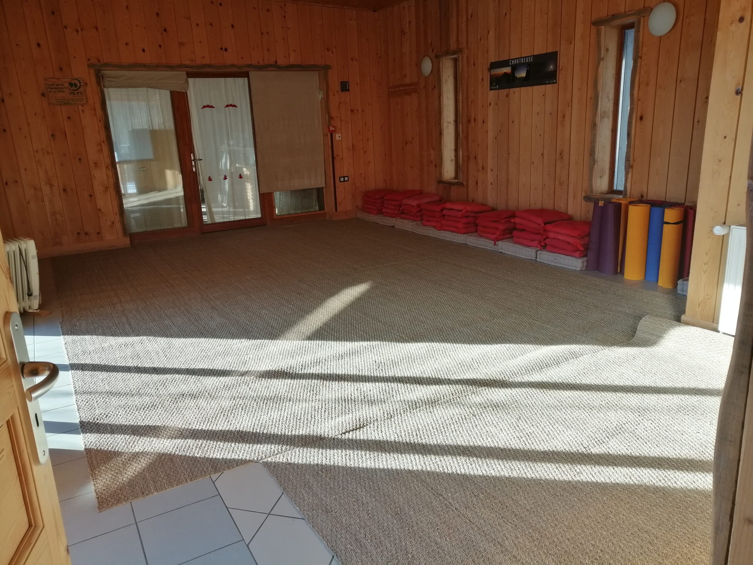 La salle de pratique pour la retraite yoga noel et retraite yoga nouvel