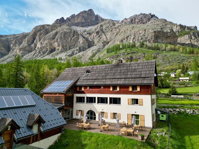 L'hôtel de Bayasse avec des paysages de montagnes, pendant la retraite yoga montagne