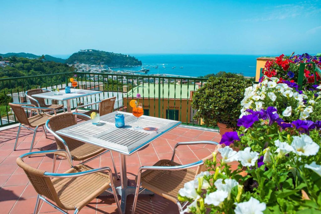 Terrasse de l'hotel avec vue