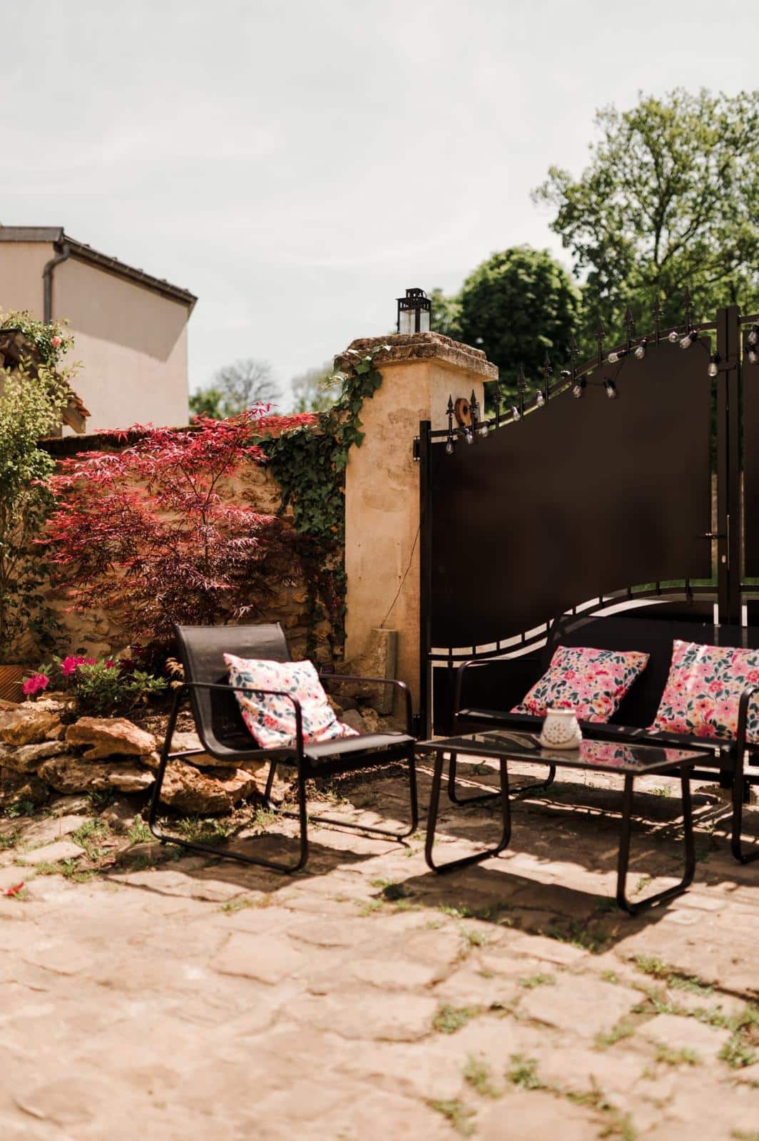 Cour de la maison Gioia avec des sièges pour le sejour parent enfant