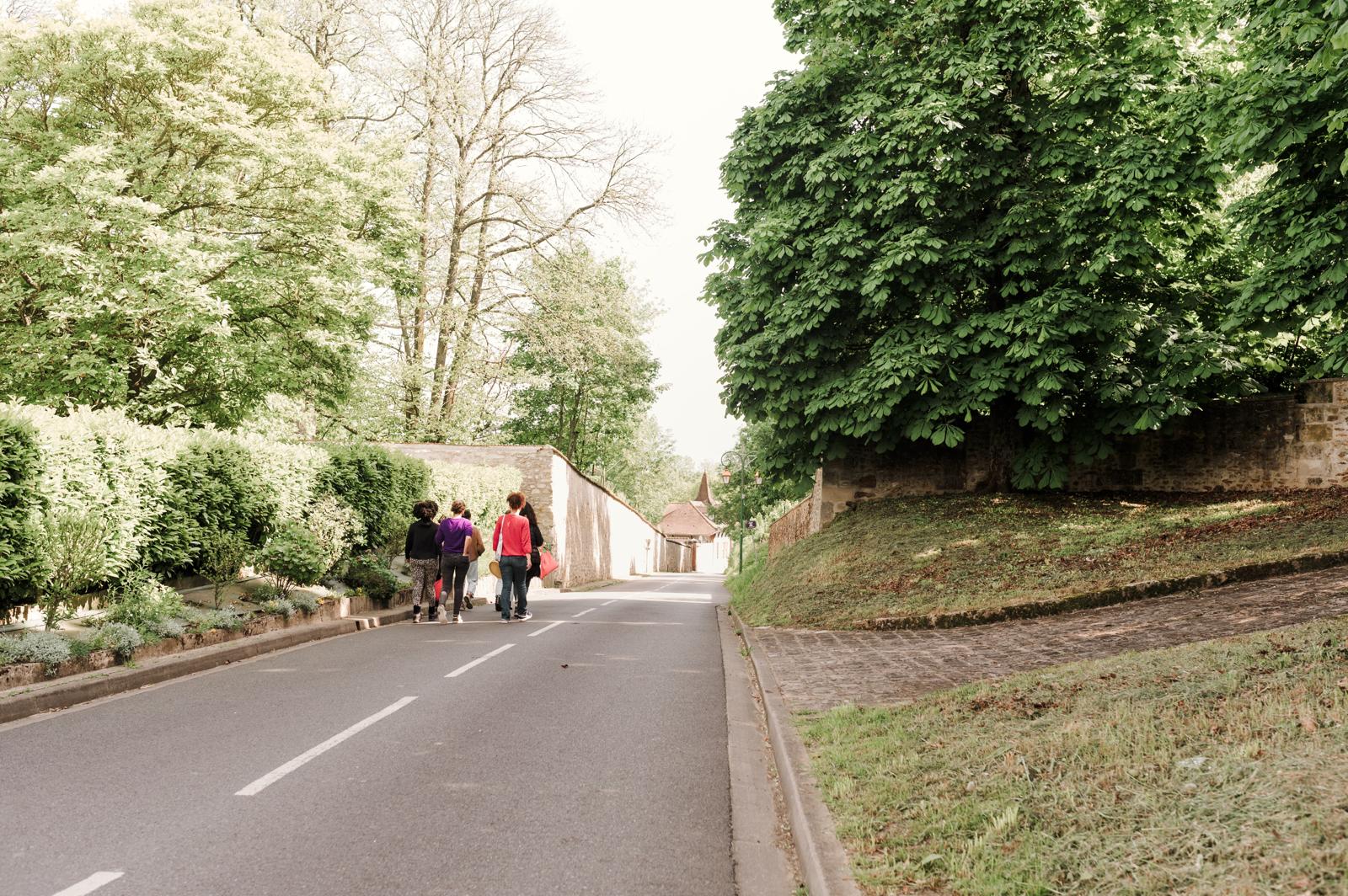 Marche en groupe lors de la retraite silencieuse yoga