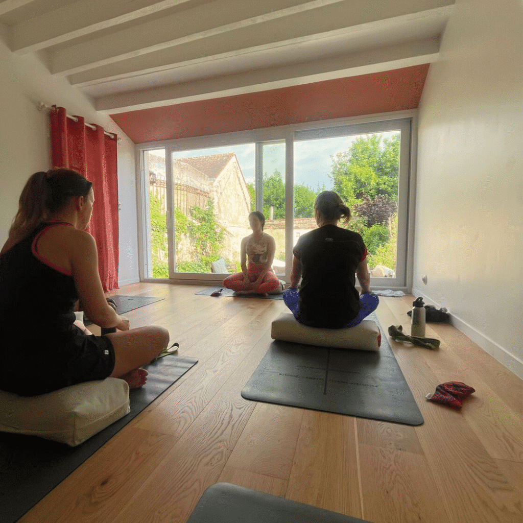 Cours de yoga durant la retraite yoga prenatal