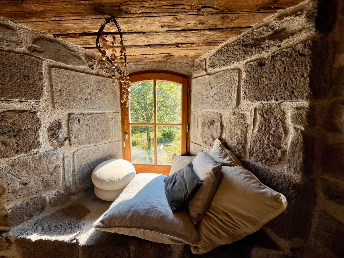 Fenêtre et espace cosy du Buron lors du weekend detox