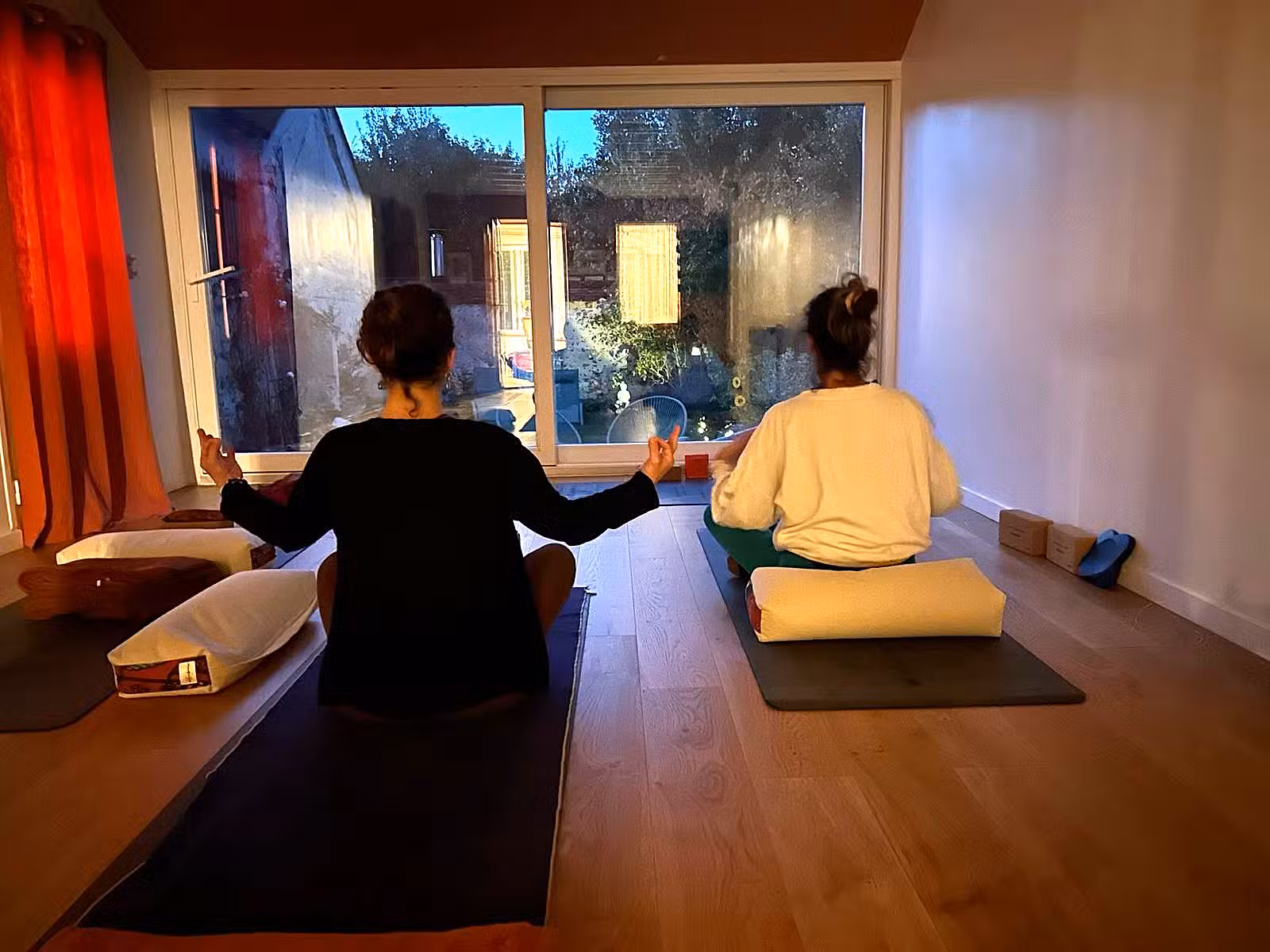 Séance yoga durant la retraite yoga nouvel an
