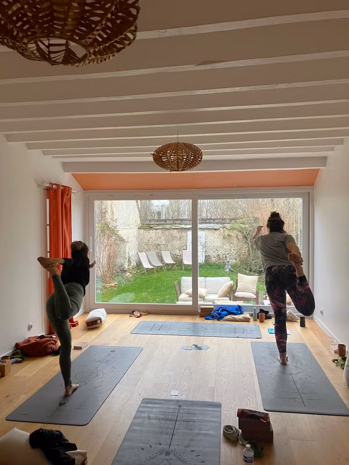 Séance de yoga lors de la retraite pilates & yoga