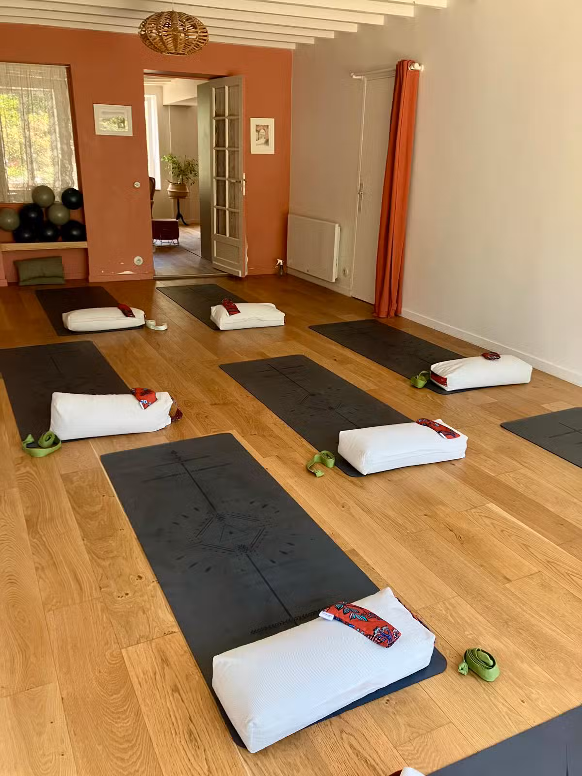 Salle de yoga avec du matériel