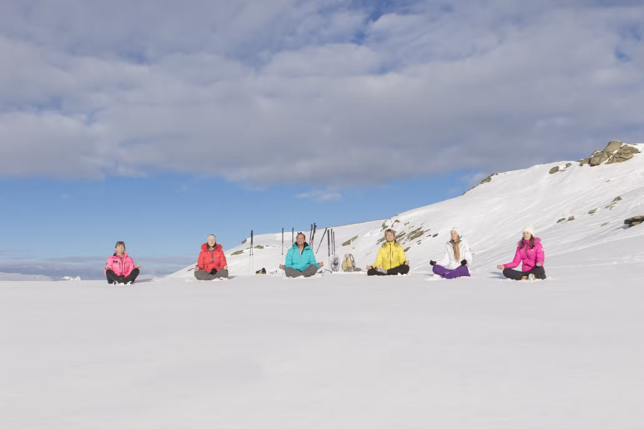 Séance de yoga au milieu de la neige