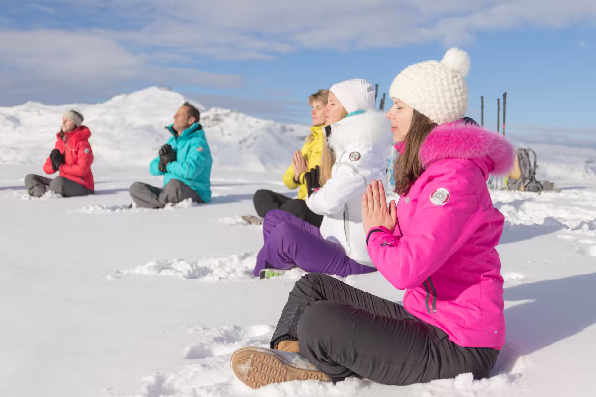 Séance de yoga au milieu de la neige